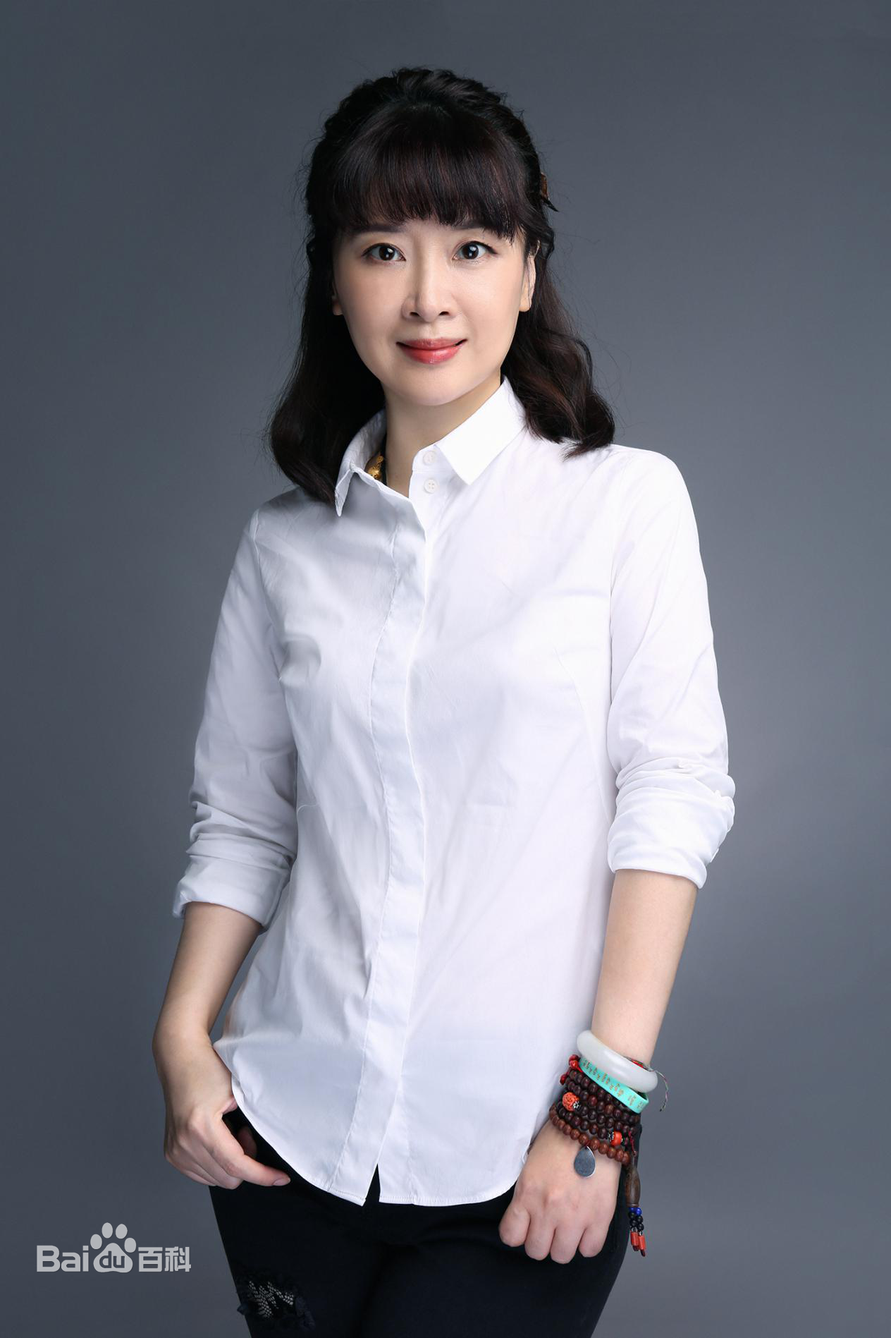 Sốc visual Nhện tinh T&acirc;y Du K&yacute; sau 35 năm: U60 vẫn trẻ h&uacute; hồn, nghỉ đ&oacute;ng phim th&agrave;nh CEO quyền lực - Ảnh 4.