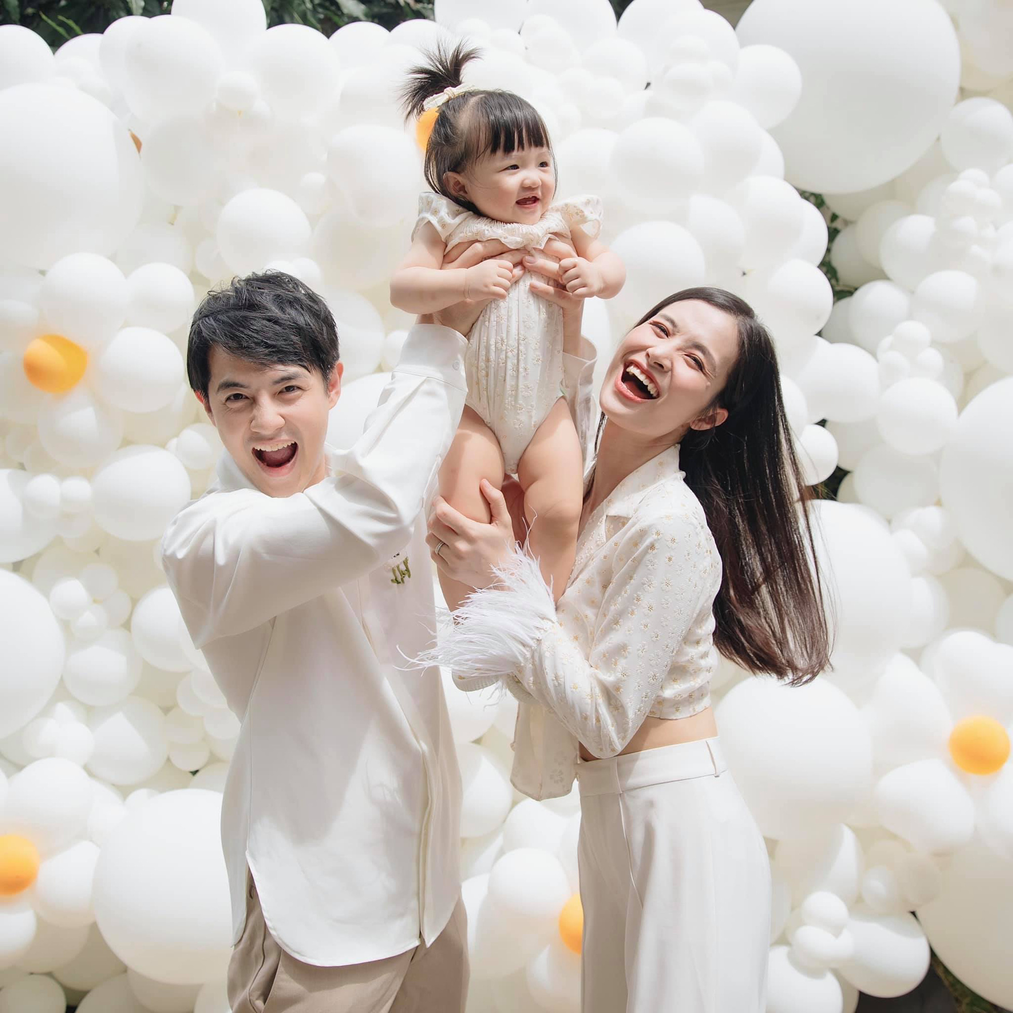 Tiệc thôi nôi ái nữ của Đông Nhi: Cả nhà lên đồ chanh sả, bà nội quyền lực lộ diện, Winnie chọn 2 món đồ gây bất ngờ! - Ảnh 4. Tiệc thôi nôi ái nữ của Đông Nhi: Cả nhà lên đồ chanh sả, bà nội quyền lực lộ diện, Winnie chọn 2 món đồ gây bất ngờ! - Ảnh 4.