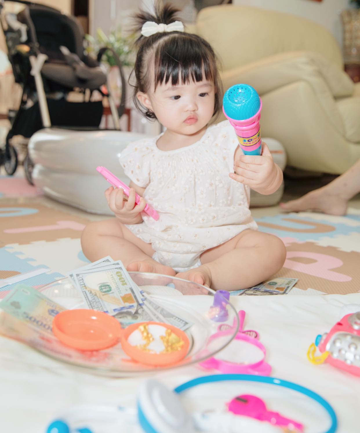 Tiệc thôi nôi ái nữ của Đông Nhi: Cả nhà lên đồ chanh sả, bà nội quyền lực lộ diện, Winnie chọn 2 món đồ gây bất ngờ! - Ảnh 10. Tiệc thôi nôi ái nữ của Đông Nhi: Cả nhà lên đồ chanh sả, bà nội quyền lực lộ diện, Winnie chọn 2 món đồ gây bất ngờ! - Ảnh 10.