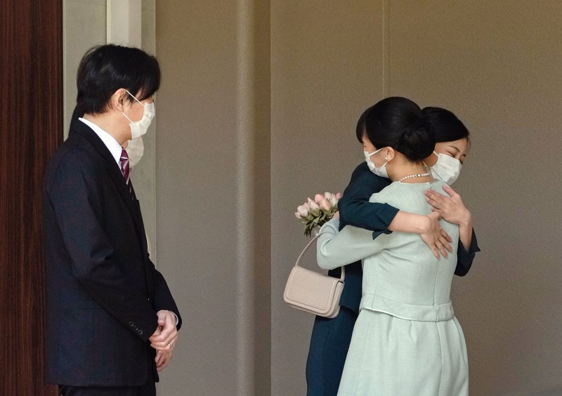 Không váy cưới chẳng tiệc mừng, Công chúa Nhật xuất hiện đầy căng thẳng cùng chồng trong ngày kết hôn trước sự soi mói của dân chúng - Ảnh 1.