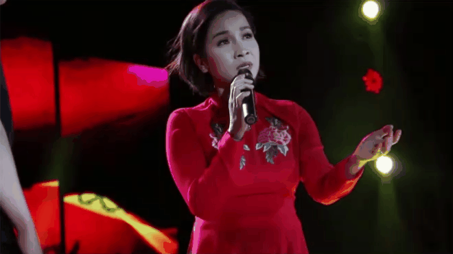 Đang hát thì khán giả nhao lên: Sơn Tùng chạy vội, Bích Phương bị cướp mic trong hoang mang, riêng Diva này bình tĩnh đến đáng sợ - Ảnh 6.