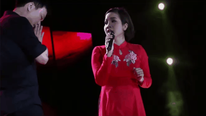 Đang hát thì khán giả nhao lên: Sơn Tùng chạy vội, Bích Phương bị cướp mic trong hoang mang, riêng Diva này bình tĩnh đến đáng sợ - Ảnh 5.