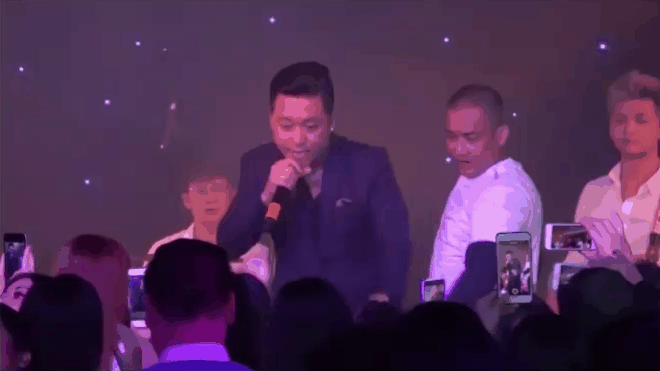 Đang hát thì khán giả nhao lên: Sơn Tùng chạy vội, Bích Phương bị cướp mic trong hoang mang, riêng Diva này bình tĩnh đến đáng sợ - Ảnh 11.