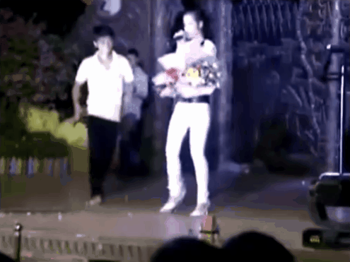 Đang hát thì khán giả nhao lên: Sơn Tùng chạy vội, Bích Phương bị cướp mic trong hoang mang, riêng Diva này bình tĩnh đến đáng sợ - Ảnh 20.
