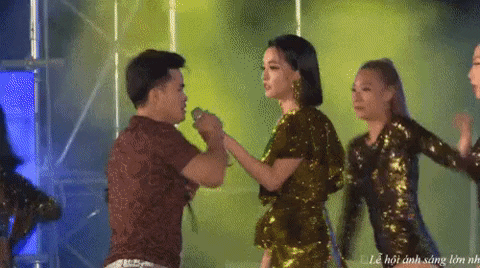 Đang hát thì khán giả nhao lên: Sơn Tùng chạy vội, Bích Phương bị cướp mic trong hoang mang, riêng Diva này bình tĩnh đến đáng sợ - Ảnh 7.