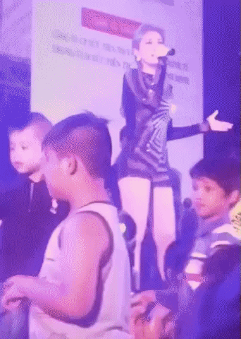 Đang hát thì khán giả nhao lên: Sơn Tùng chạy vội, Bích Phương bị cướp mic trong hoang mang, riêng Diva này bình tĩnh đến đáng sợ - Ảnh 18.