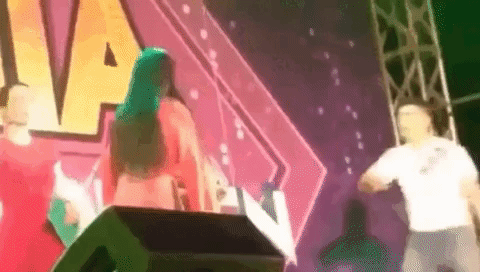 Đang hát thì khán giả nhao lên: Sơn Tùng chạy vội, Bích Phương bị cướp mic trong hoang mang, riêng Diva này bình tĩnh đến đáng sợ - Ảnh 15.