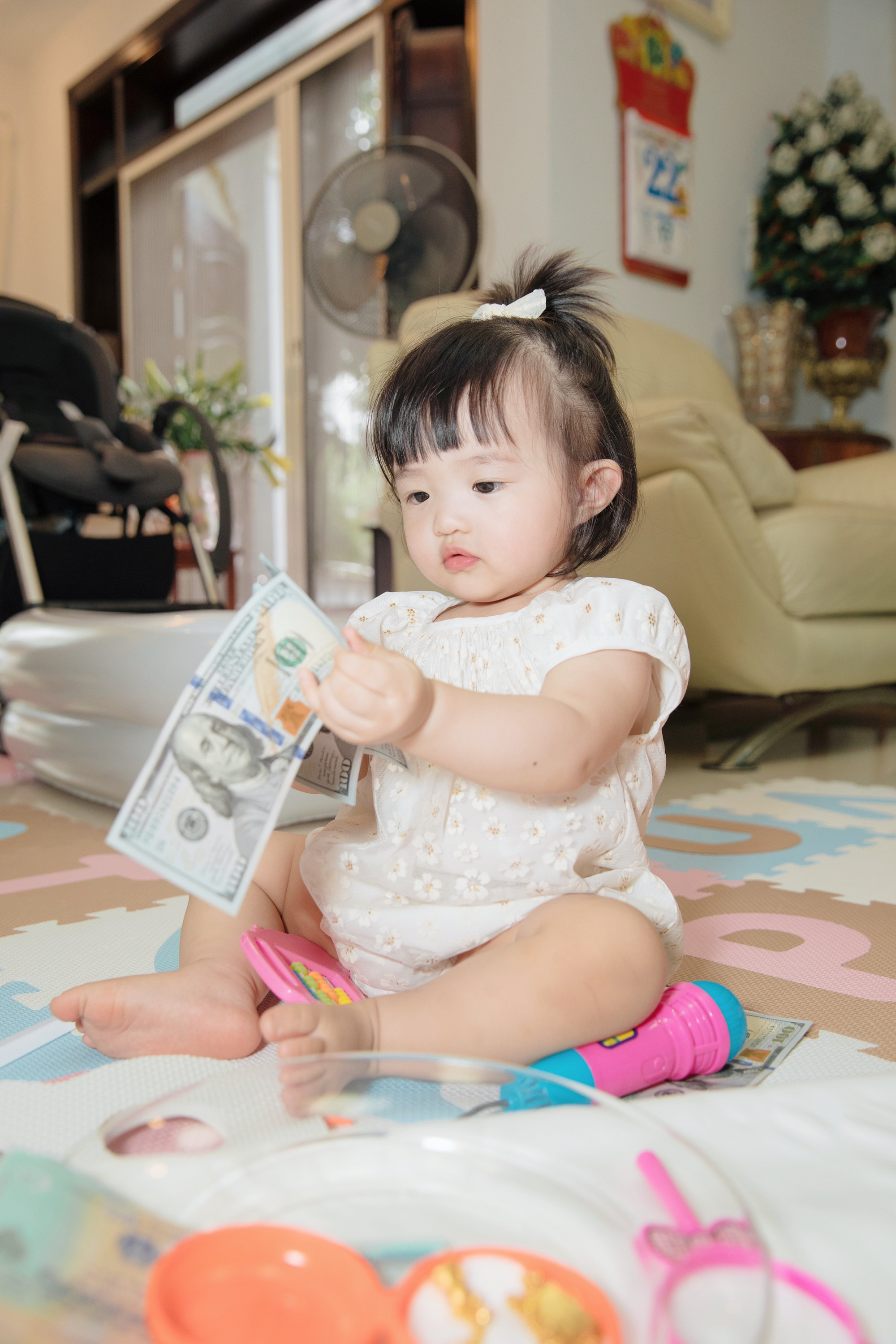 Tiệc thôi nôi ái nữ của Đông Nhi: Cả nhà lên đồ chanh sả, bà nội quyền lực lộ diện, Winnie chọn 2 món đồ gây bất ngờ! - Ảnh 11. Tiệc thôi nôi ái nữ của Đông Nhi: Cả nhà lên đồ chanh sả, bà nội quyền lực lộ diện, Winnie chọn 2 món đồ gây bất ngờ! - Ảnh 11.