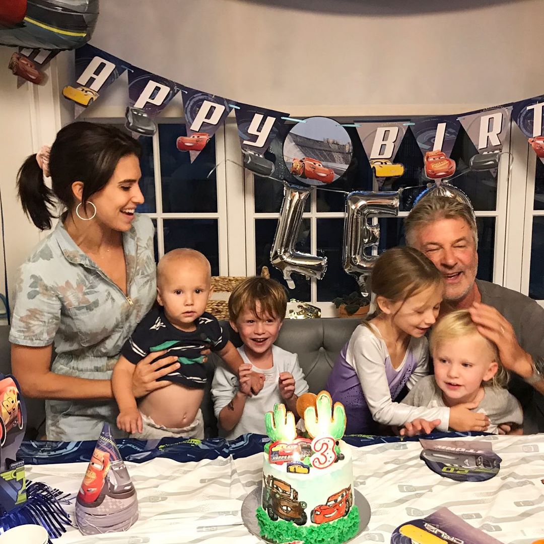 Bi kịch những đứa trẻ nhà tài tử Alec Baldwin và đạo diễn bị bắn chết: 6 chị em chuyển nhà trong đêm, bé trai 8 tuổi thất thần vì mất mẹ - Ảnh 10. Bi kịch những đứa trẻ nhà tài tử Alec Baldwin và đạo diễn bị bắn chết: 6 chị em chuyển nhà trong đêm, bé trai 8 tuổi thất thần vì mất mẹ - Ảnh 10.
