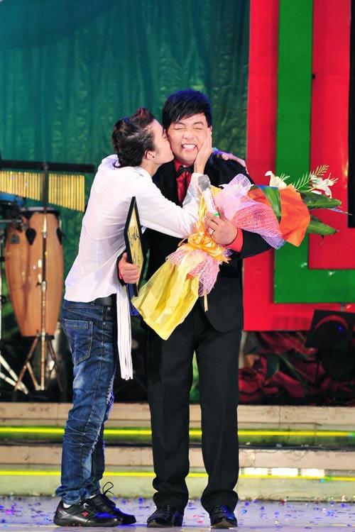 Đang hát thì khán giả nhao lên: Sơn Tùng chạy vội, Bích Phương bị cướp mic trong hoang mang, riêng Diva này bình tĩnh đến đáng sợ - Ảnh 23.