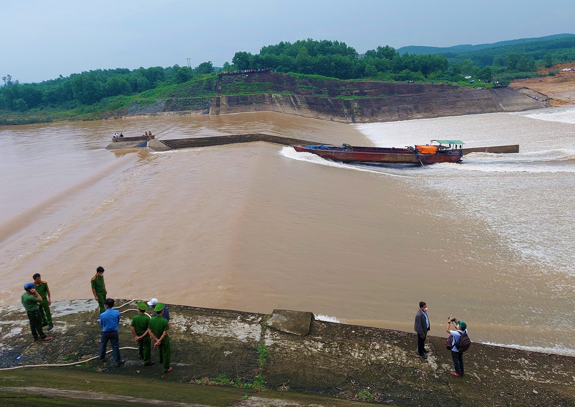 Đoàn cán bộ mắc kẹt giữa sông Thạch Hãn được giải cứu, tiếp tục tìm kiếm giám đốc doanh nghiệp mất tích - Ảnh 2.