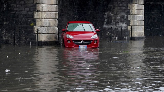 Mưa bão lớn gây lũ lụt nghiêm trọng ở Sicily, ít nhất 2 người thiệt mạng - Ảnh 2.