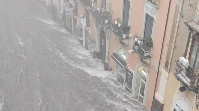 Mưa bão lớn gây lũ lụt nghiêm trọng ở Sicily, ít nhất 2 người thiệt mạng - Ảnh 3.