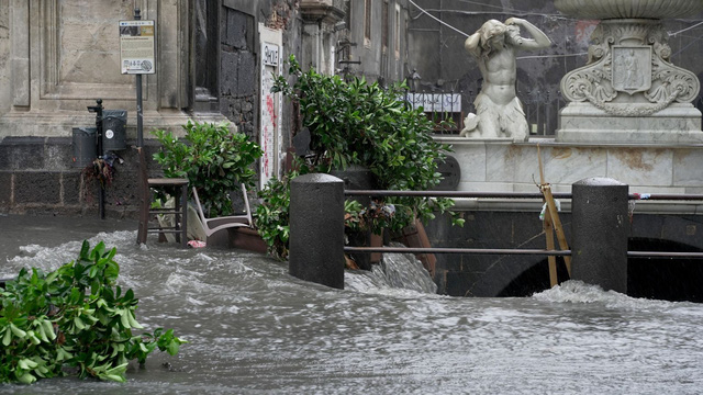 Mưa bão lớn gây lũ lụt nghiêm trọng ở Sicily, ít nhất 2 người thiệt mạng - Ảnh 4.