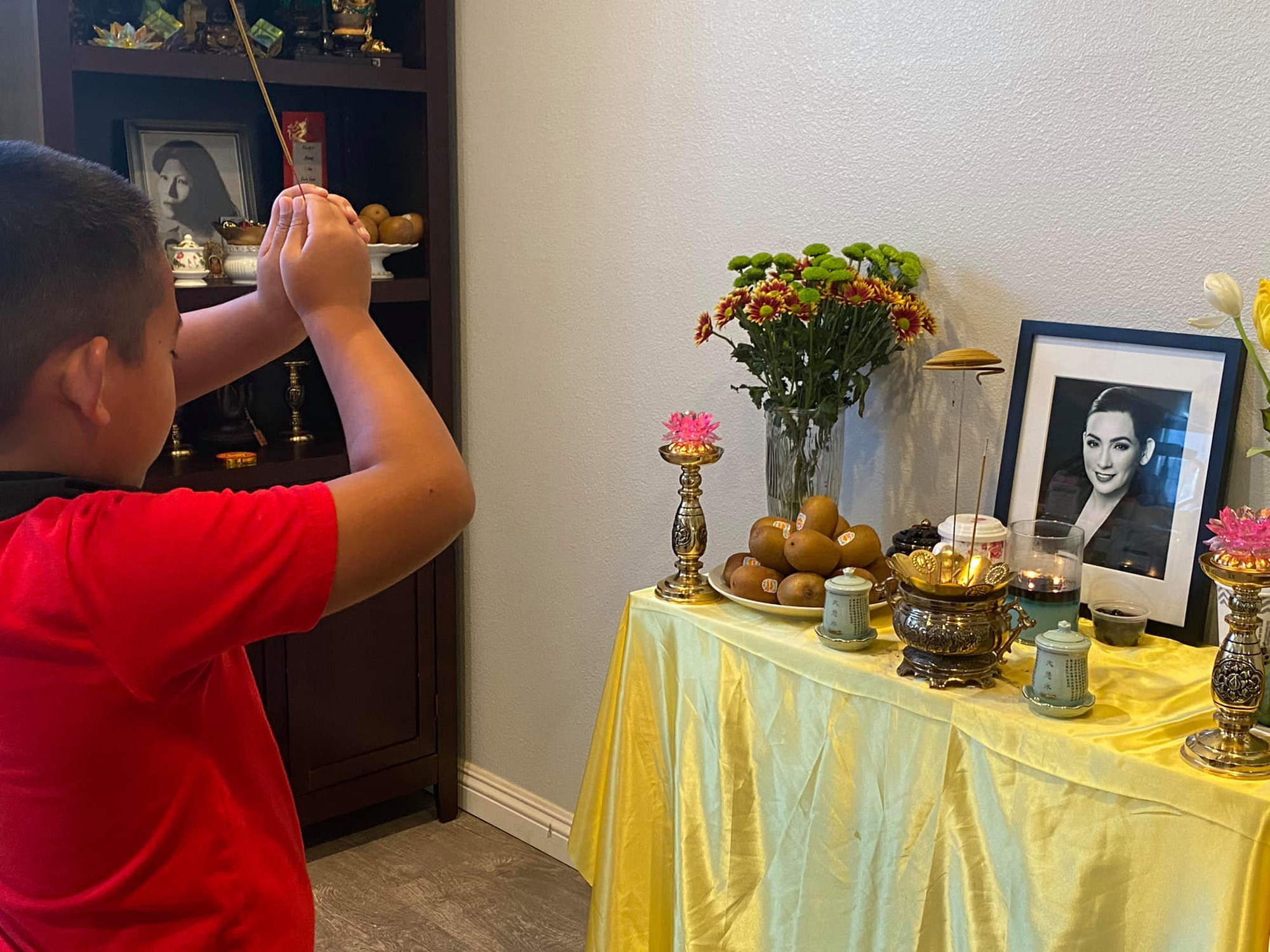 H&igrave;nh ảnh chưa từng c&ocirc;ng bố sau 1 th&aacute;ng ca sĩ Phi Nhung qua đời: C&aacute;c con nu&ocirc;i bơ vơ đội tang, nh&igrave;n ch&aacute;u ngoại m&agrave; chạnh l&ograve;ng! - Ảnh 5.