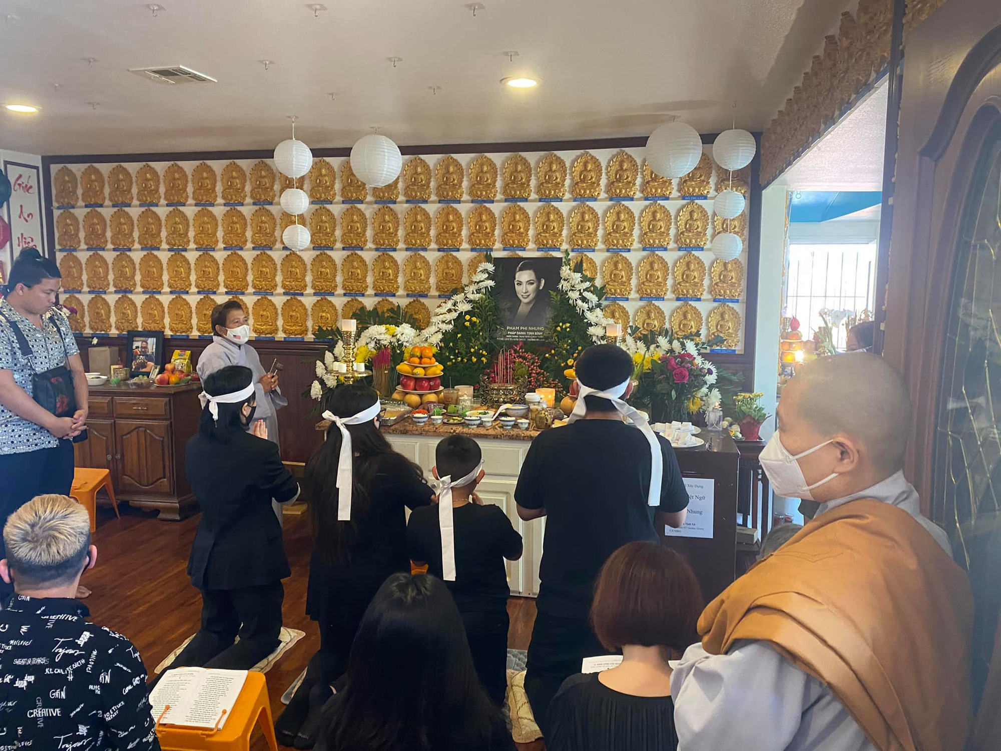 H&igrave;nh ảnh chưa từng c&ocirc;ng bố sau 1 th&aacute;ng ca sĩ Phi Nhung qua đời: C&aacute;c con nu&ocirc;i bơ vơ đội tang, nh&igrave;n ch&aacute;u ngoại m&agrave; chạnh l&ograve;ng! - Ảnh 3.