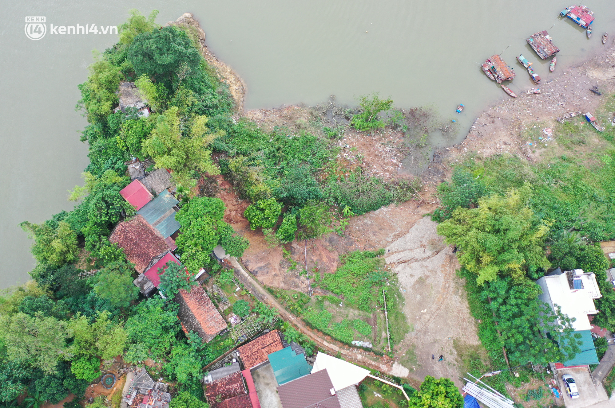 Hà Nội: Cận cảnh hơn 100m bờ đê sông Hồng bị sạt lở, hàng chục hộ dân sống trong lo lắng - Ảnh 3.