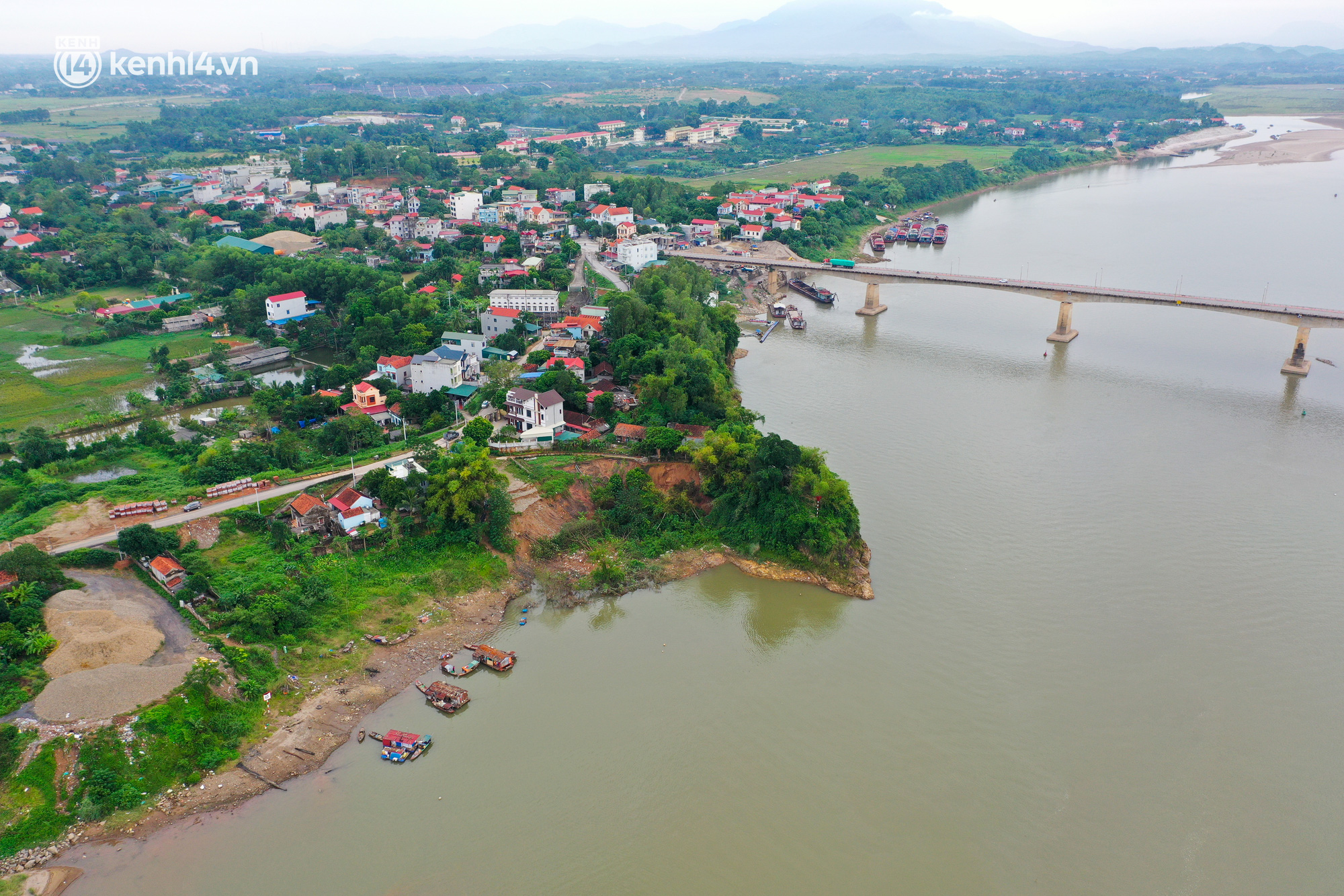 Hà Nội: Cận cảnh hơn 100m bờ đê sông Hồng bị sạt lở, hàng chục hộ dân sống trong lo lắng - Ảnh 2.