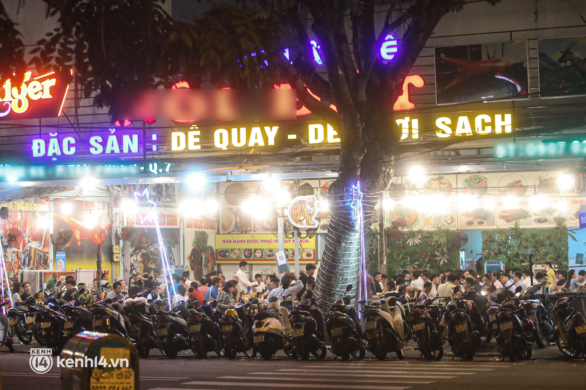 2 nơi hiếm hoi tại Sài Gòn được mở lại quán nhậu: Hàng quán đông vui hơn hẳn, tấp nập trở lại sau nhiều ngày đóng cửa - Ảnh 6.