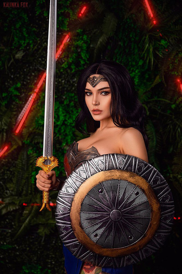 Cosplay Wonder Woman hở cả vùng 18+, game thủ Liên Quân mà thấy thì chắc “chị đại” sẽ trở thành “hot pick” - Ảnh 1.