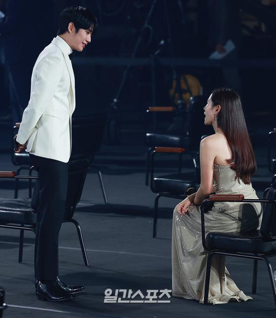 N&agrave;o phải Hyun Bin, đ&acirc;y mới l&agrave; nam thần m&agrave; Son Ye Jin cưng hết mực: C&ocirc;ng khai t&igrave;nh tứ ở họp b&aacute;o, cảnh n&oacute;ng qu&aacute; trời lu&ocirc;n! - Ảnh 6.