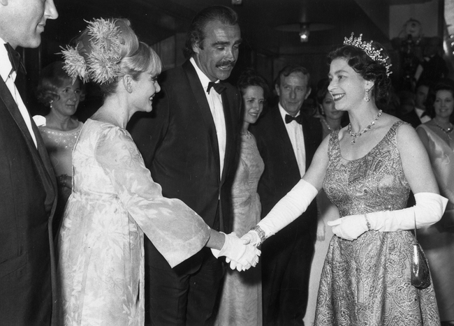 Loạt khoảnh khắc ấn tượng của các thành viên hoàng gia trên thảm đỏ, Công nương Diana và con dâu Kate mười phân vẹn mười - Ảnh 1.