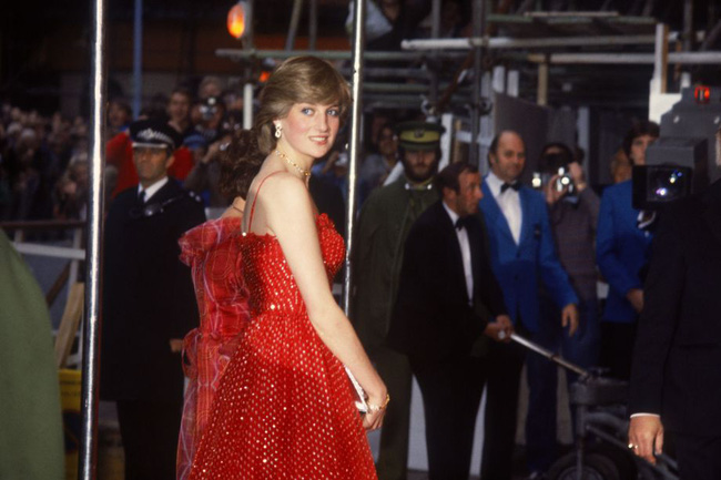 Loạt khoảnh khắc ấn tượng của các thành viên hoàng gia trên thảm đỏ, Công nương Diana và con dâu Kate mười phân vẹn mười - Ảnh 2.