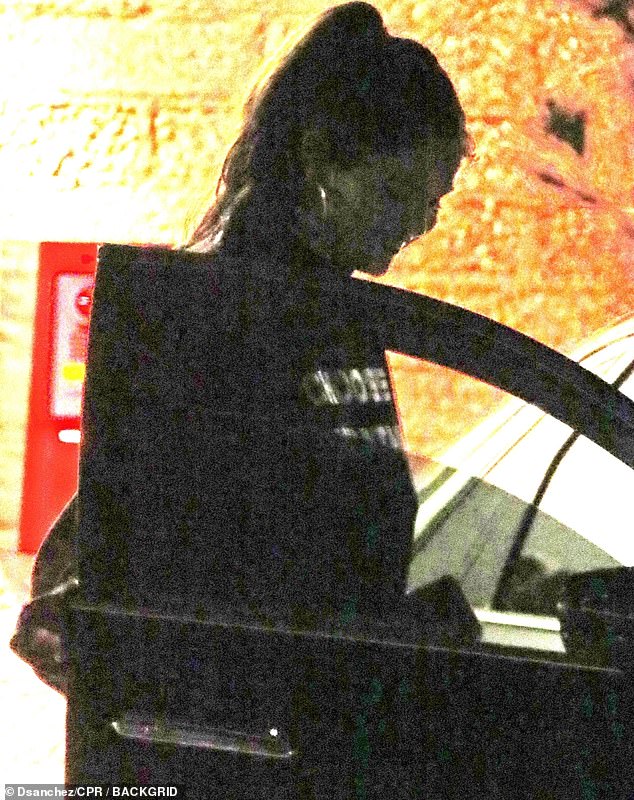 Selena Gomez lộ ảnh &ocirc;m c&ocirc; g&aacute;i lạ mặt, d&acirc;n t&igrave;nh rần rần soi ra người kia ch&iacute;nh l&agrave;... b&agrave; x&atilde; Justin Bieber? - Ảnh 5.