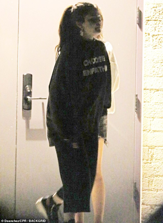 Selena Gomez lộ ảnh &ocirc;m c&ocirc; g&aacute;i lạ mặt, d&acirc;n t&igrave;nh rần rần soi ra người kia ch&iacute;nh l&agrave;... b&agrave; x&atilde; Justin Bieber? - Ảnh 4.
