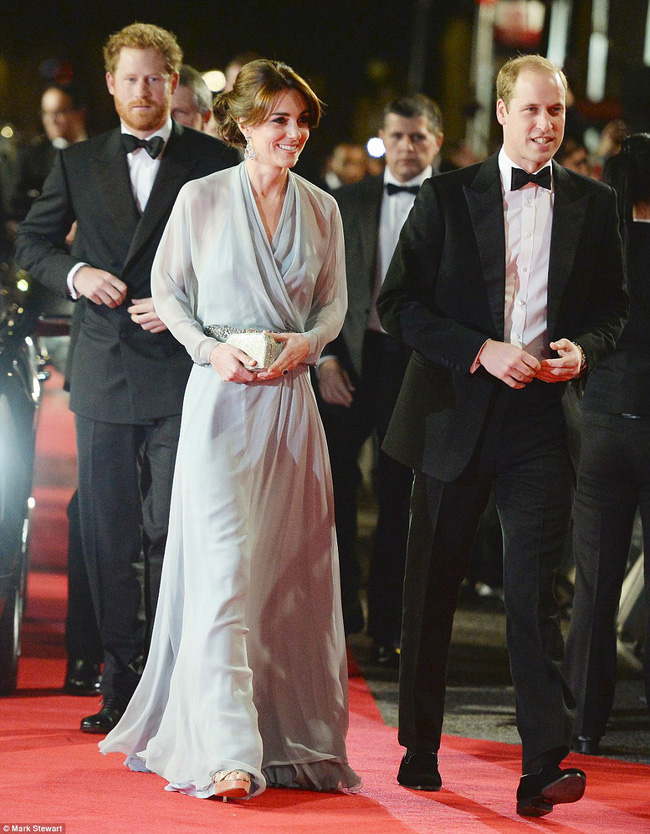 Loạt khoảnh khắc ấn tượng của các thành viên hoàng gia trên thảm đỏ, Công nương Diana và con dâu Kate mười phân vẹn mười - Ảnh 11.
