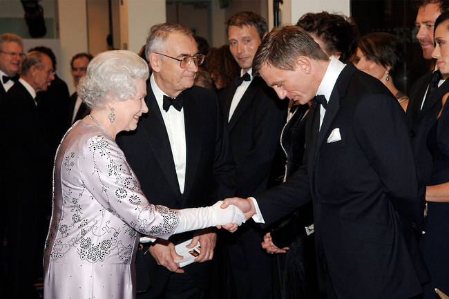 Loạt khoảnh khắc ấn tượng của các thành viên hoàng gia trên thảm đỏ, Công nương Diana và con dâu Kate mười phân vẹn mười - Ảnh 7.