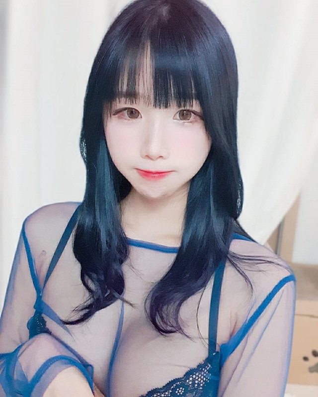 Bị fan chế giễu khi xem k&ecirc;nh, nữ streamer gợi cảm c&oacute; m&agrave;n phản ph&aacute;o ấn tượng - Ảnh 6.