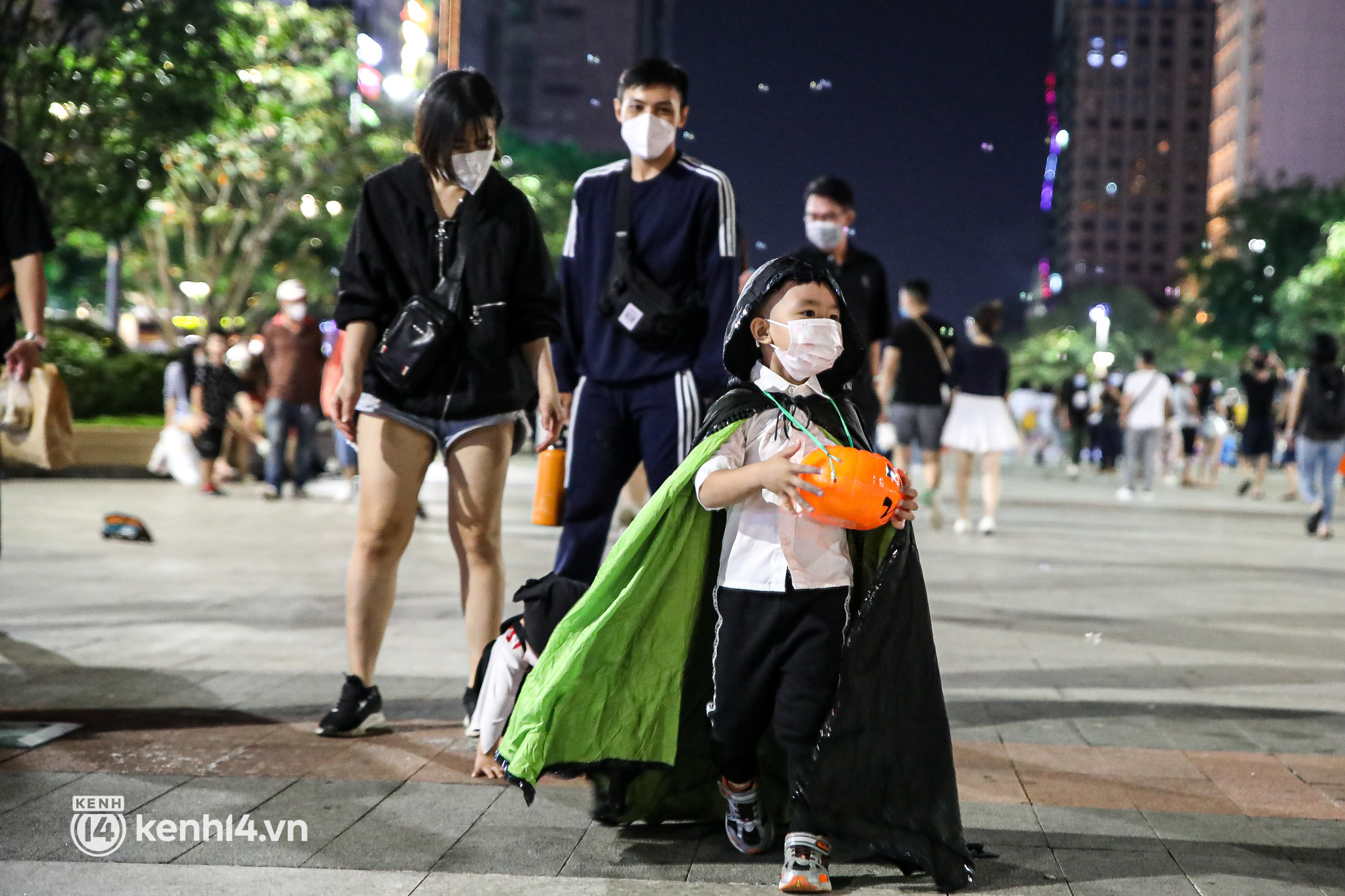 Người Sài Gòn hoá trang lên phố chơi Halloween sớm, nhân vật trong Squid Game xuất hiện đúng như dự đoán - Ảnh 6.