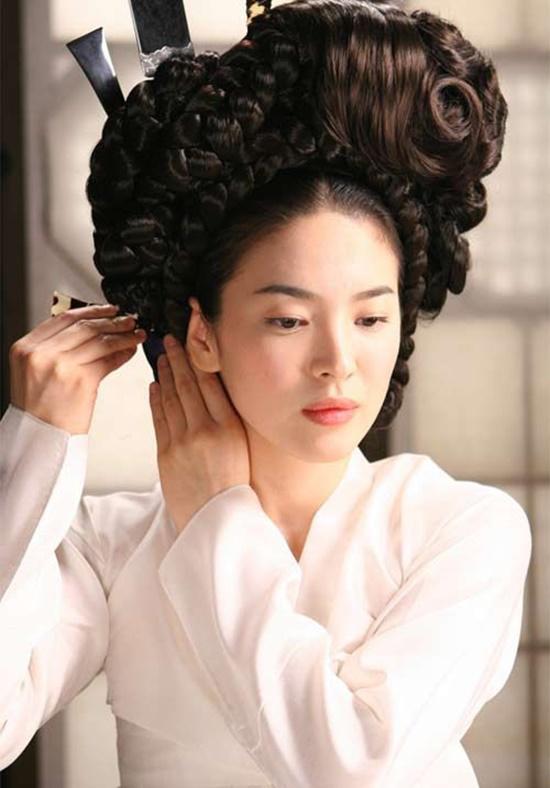 Ngất ngây 4 kỹ nữ đẹp điên đảo ở phim Hàn: Song Hye Kyo, Kim So Hyun xinh nhức nách có bì nổi gái đẹp cuối bảng? - Ảnh 1.