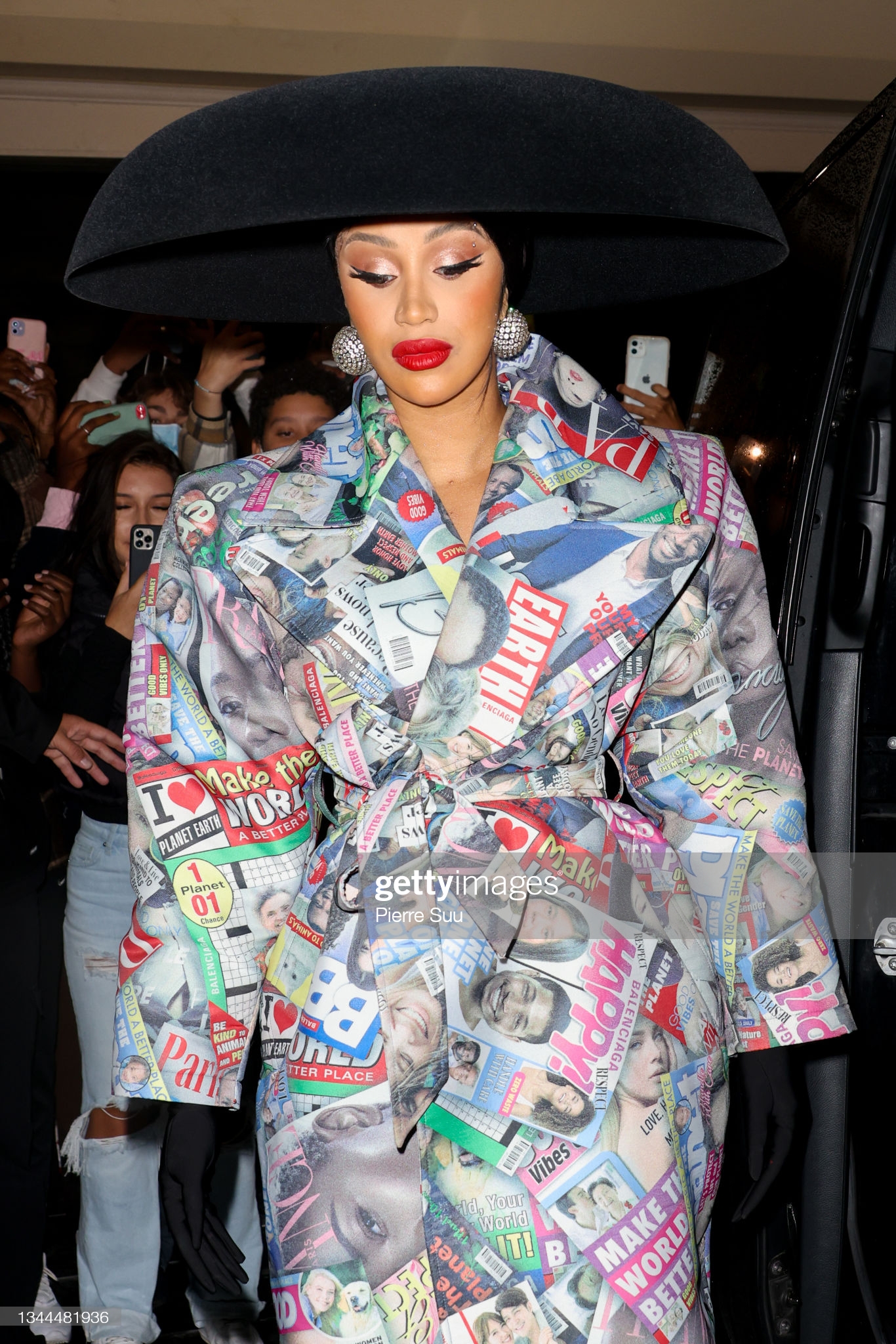 Cardi B diện cây đồ xanh lét dự sự kiện nhưng đỉnh nhất vẫn là body đồng hồ cát phồn thực, thế này ai tin là mẹ bỉm vừa sinh con 1 tháng? - Ảnh 11. Cardi B diện cây đồ xanh lét dự sự kiện nhưng đỉnh nhất vẫn là body đồng hồ cát phồn thực, thế này ai tin là mẹ bỉm vừa sinh con 1 tháng? - Ảnh 11.