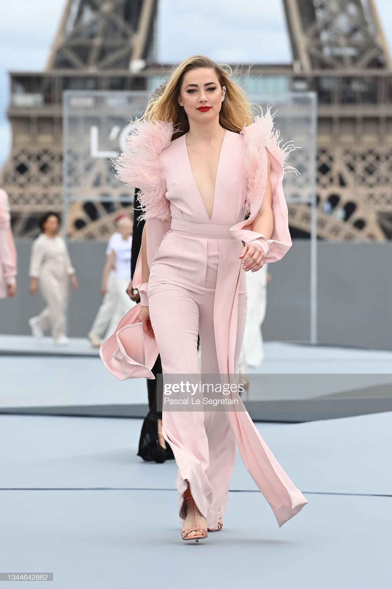 2 mỹ nhân Hollywood náo loạn trời Paris: Amber Heard khoe ngực sexy, mặt lộ khuyết điểm nhưng vẫn lấn át cả Camila xuống sắc hậu tăng cân - Ảnh 9. 2 mỹ nhân Hollywood náo loạn trời Paris: Amber Heard khoe ngực sexy, mặt lộ khuyết điểm nhưng vẫn lấn át cả Camila xuống sắc hậu tăng cân - Ảnh 9.