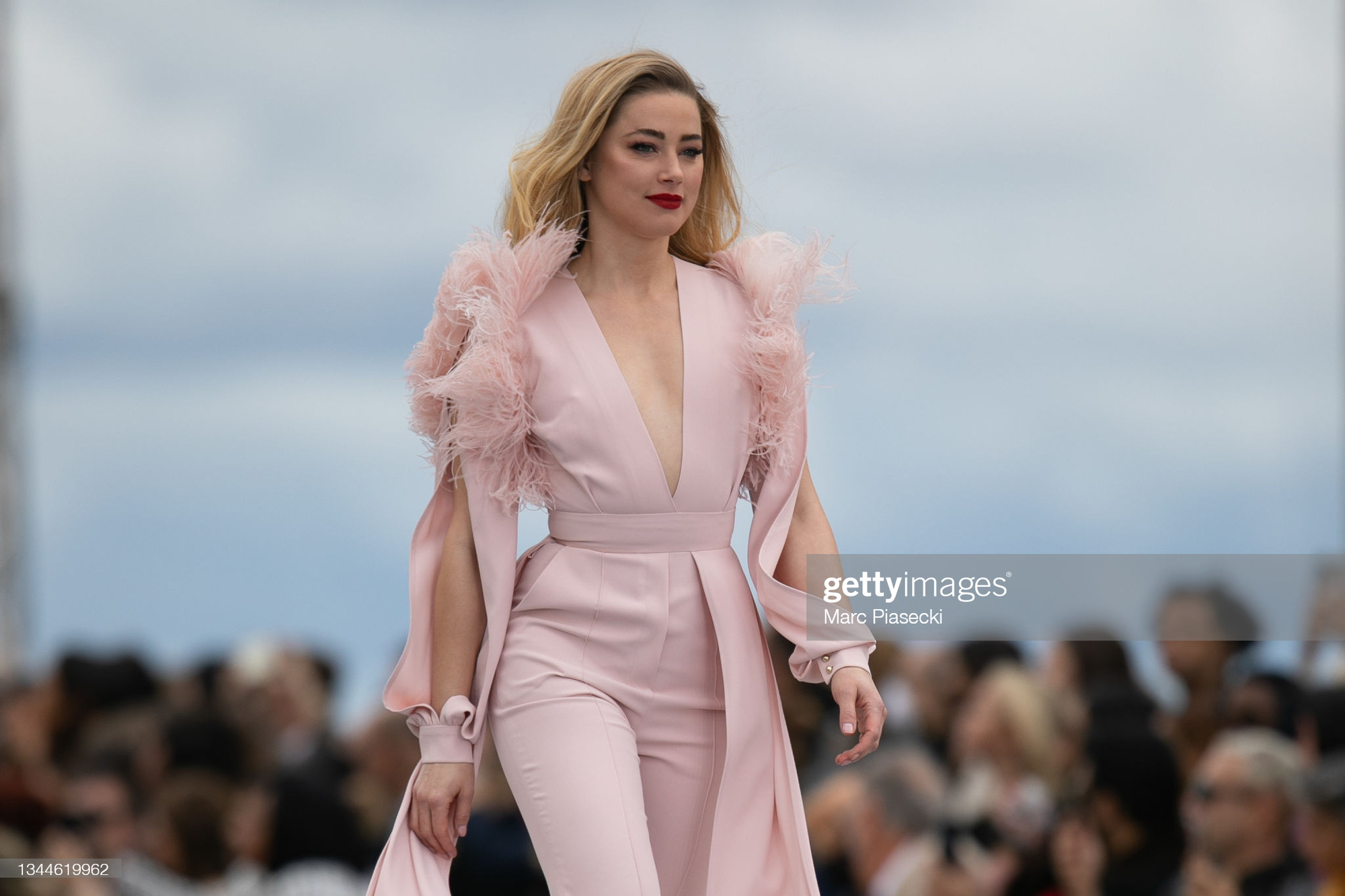 2 mỹ nhân Hollywood náo loạn trời Paris: Amber Heard khoe ngực sexy, mặt lộ khuyết điểm nhưng vẫn lấn át cả Camila xuống sắc hậu tăng cân - Ảnh 11.