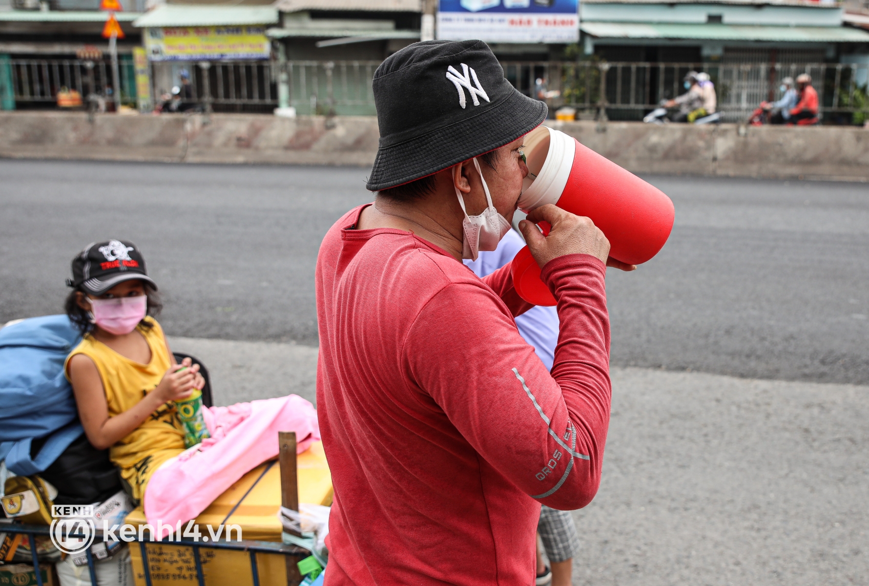 Cay mắt chuyện gia đình 5 người đẩy nhau trên chiếc xe ve chai rời Sài Gòn về quê: Xe máy bị mất trộm, kinh tế kiệt quệ rồi, đành đi bộ về thôi - Ảnh 8. Cay mắt chuyện gia đình 5 người đẩy nhau trên chiếc xe ve chai rời Sài Gòn về quê: Xe máy bị mất trộm, kinh tế kiệt quệ rồi, đành đi bộ về thôi - Ảnh 8.