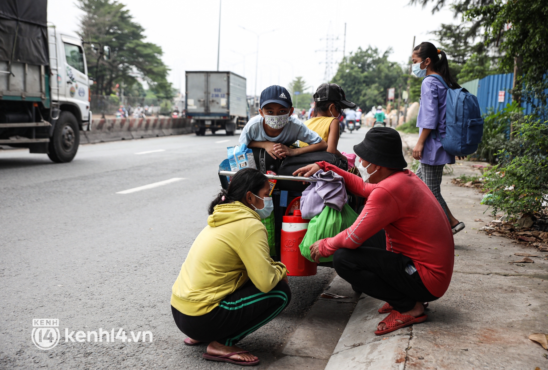 Cay mắt chuyện gia đình 5 người đẩy nhau trên chiếc xe ve chai rời Sài Gòn về quê: Xe máy bị mất trộm, kinh tế kiệt quệ rồi, đành đi bộ về thôi - Ảnh 7. Cay mắt chuyện gia đình 5 người đẩy nhau trên chiếc xe ve chai rời Sài Gòn về quê: Xe máy bị mất trộm, kinh tế kiệt quệ rồi, đành đi bộ về thôi - Ảnh 7.