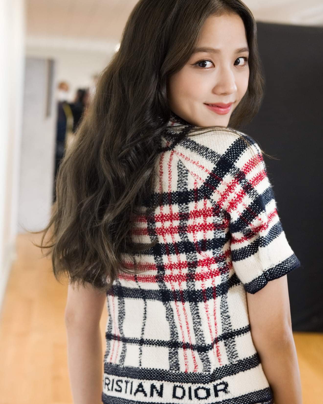 Jisoo tham quan xưởng may Dior: Đẹp đến mức đứng cười cũng thành ảnh tạp chí, thử đồ phát hóa... show diễn runway - Ảnh 4. Jisoo tham quan xưởng may Dior: Đẹp đến mức đứng cười cũng thành ảnh tạp chí, thử đồ phát hóa... show diễn runway - Ảnh 4.