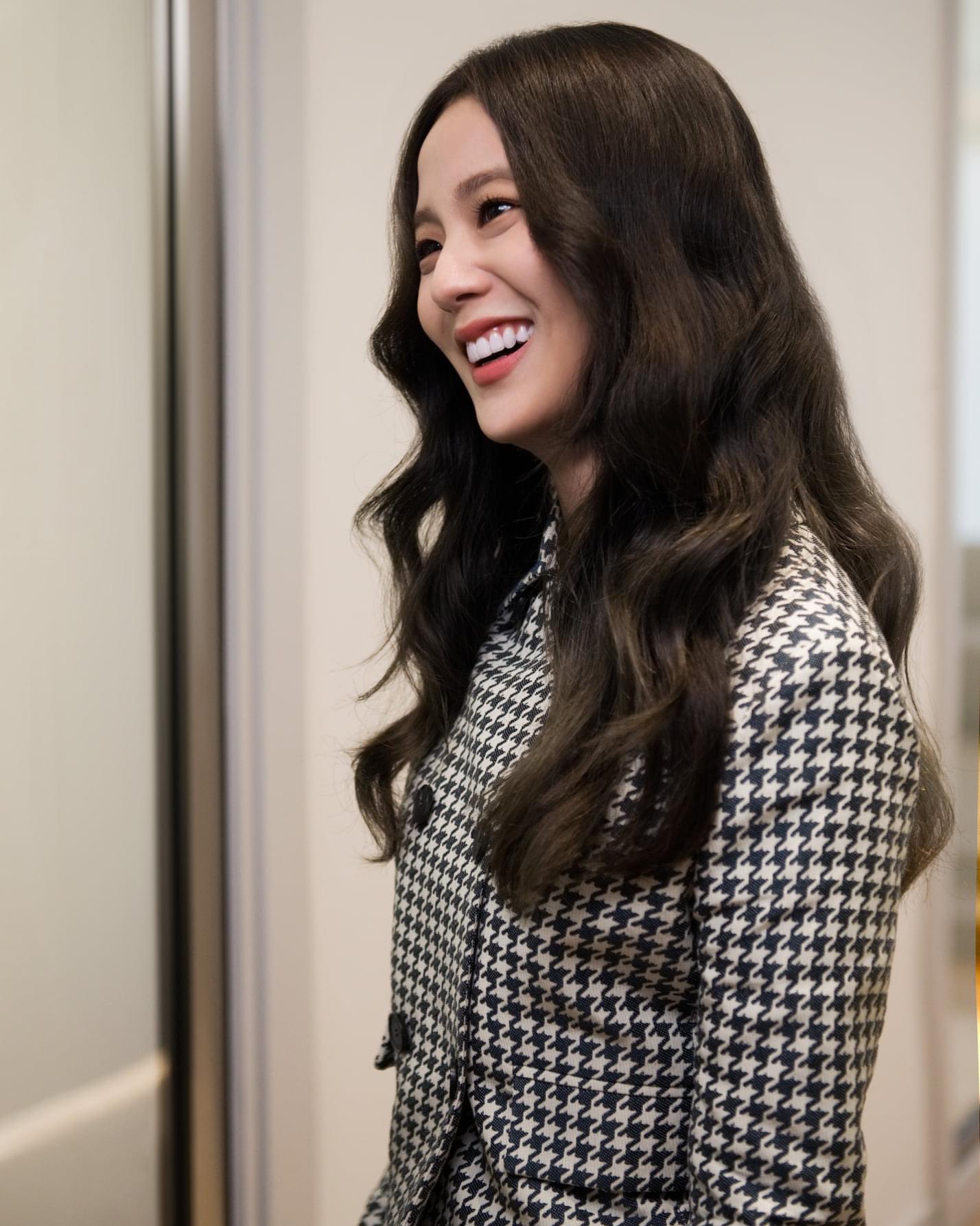 Jisoo tham quan xưởng may Dior: Đẹp đến mức đứng cười cũng thành ảnh tạp chí, thử đồ phát hóa... show diễn runway - Ảnh 3. Jisoo tham quan xưởng may Dior: Đẹp đến mức đứng cười cũng thành ảnh tạp chí, thử đồ phát hóa... show diễn runway - Ảnh 3.
