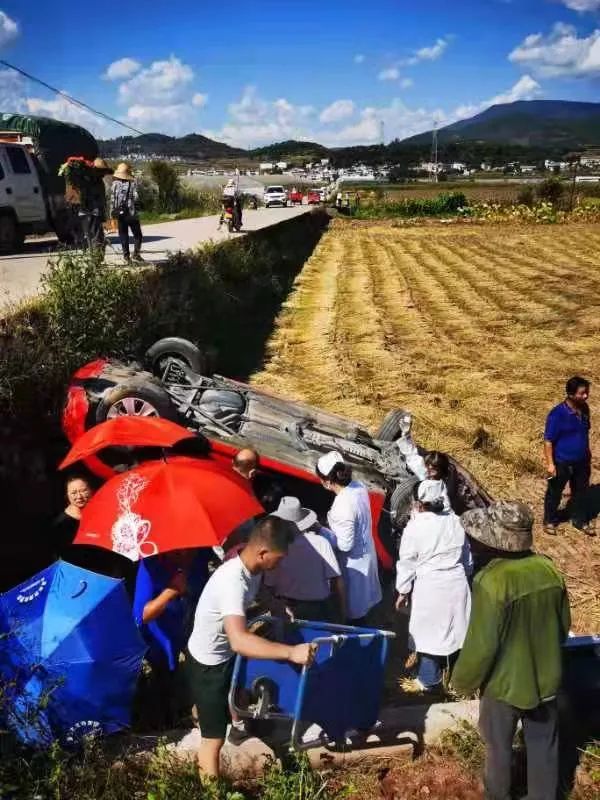 Cbiz liên tiếp đón tin sốc: Mỹ nhân đình đám gặp tai nạn giao thông nghiêm trọng suýt mất mạng, ảnh hiện trường được công bố - Ảnh 3.