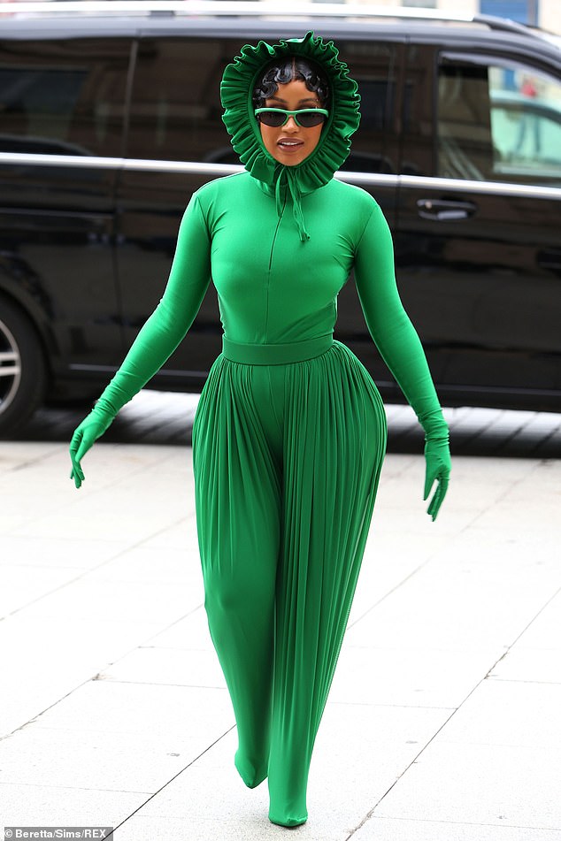 Cardi B diện cây đồ xanh lét dự sự kiện nhưng đỉnh nhất vẫn là body đồng hồ cát phồn thực, thế này ai tin là mẹ bỉm vừa sinh con 1 tháng? - Ảnh 2. Cardi B diện cây đồ xanh lét dự sự kiện nhưng đỉnh nhất vẫn là body đồng hồ cát phồn thực, thế này ai tin là mẹ bỉm vừa sinh con 1 tháng? - Ảnh 2.