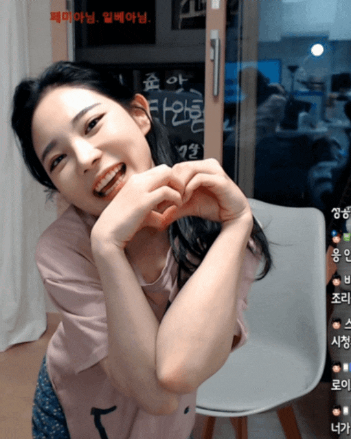 Bị muỗi đốt ở điểm nhạy cảm, nữ streamer g&acirc;y sốc khi mừng rỡ, k&eacute;o v&aacute;y khoe với fan - Ảnh 1.
