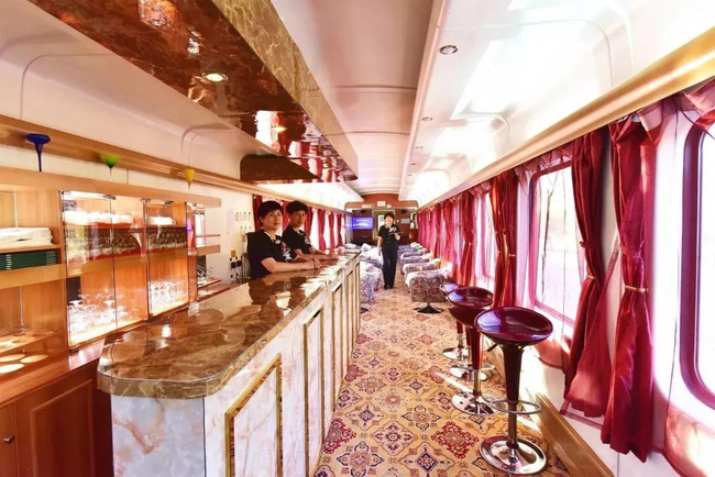 Tàu hỏa xa hoa nhất Trung Quốc: 100 triệu/vé vẫn phải tranh nhau mua, tích hợp cả quán bar, phòng hát, phòng nghỉ khép kín tiện nghi - Ảnh 8.