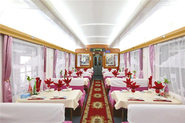 Tàu hỏa xa hoa nhất Trung Quốc: 100 triệu/vé vẫn phải tranh nhau mua, tích hợp cả quán bar, phòng hát, phòng nghỉ khép kín tiện nghi - Ảnh 10.