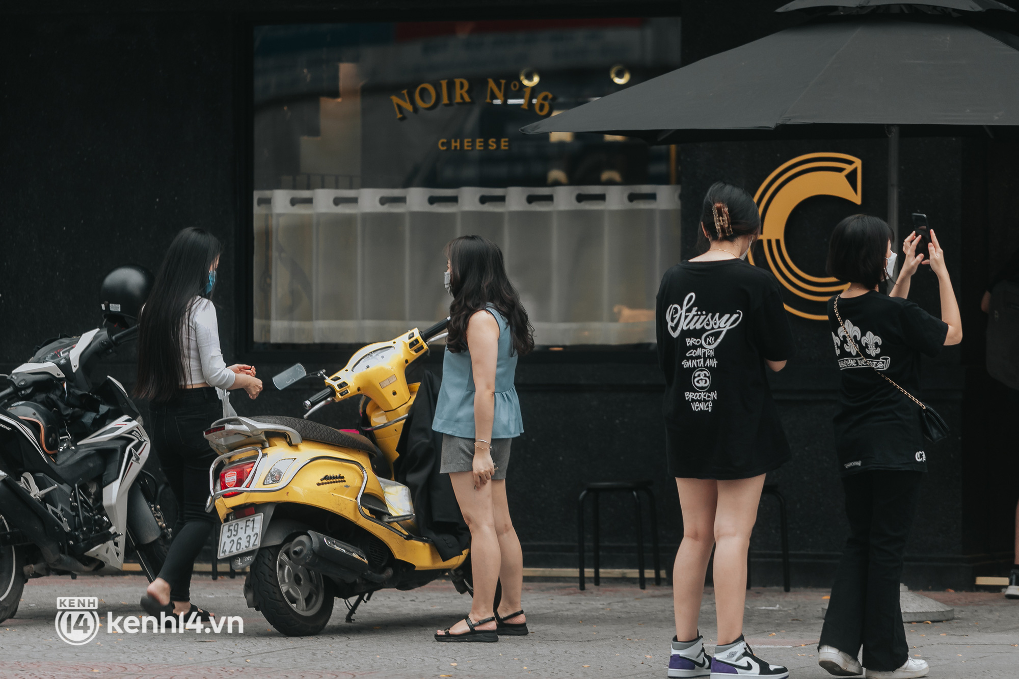 Giữa mùa dịch, một hãng cà phê đình đám mở tới 2 chi nhánh mới ở Sài Gòn: Giới trẻ đang kéo nhau check-in rần rần! - Ảnh 19.