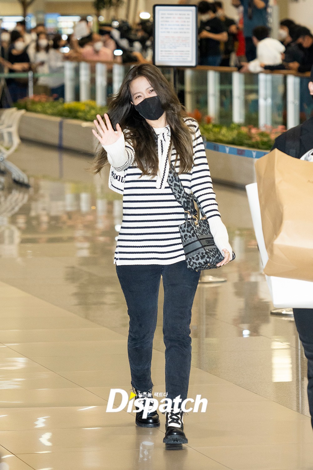 Jisoo (BLACKPINK) đổ bộ sân bay Hàn sau Paris Fashion Week, body thật bị bóc trần không thương tiếc vì loạt chi tiết kém xinh - Ảnh 6.