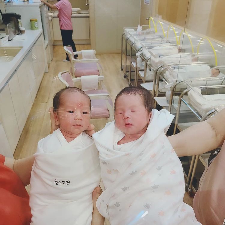 Nặng 104kg phải ngồi xe lăn vì mang thai sinh 3, nữ diễn viên Hàn gây bất ngờ với vóc dáng chỉ sau 1 tuần lâm bồn - Ảnh 7.