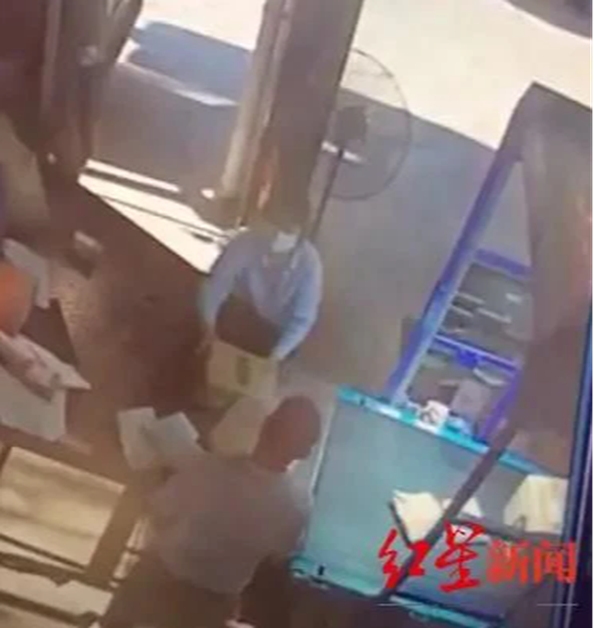 Đặt mua m&aacute;y đấm b&oacute;p tr&ecirc;n mạng, người phụ nữ nhận h&agrave;ng m&agrave; tức tr&agrave;o m&aacute;u v&igrave; d&ograve;ng chữ tr&ecirc;n bưu kiện, ấm ức đ&ograve;i kiện c&ocirc;ng ty chuyển ph&aacute;t - Ảnh 2.